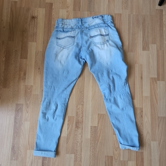 Distressed jeans - Picture 2 of 6